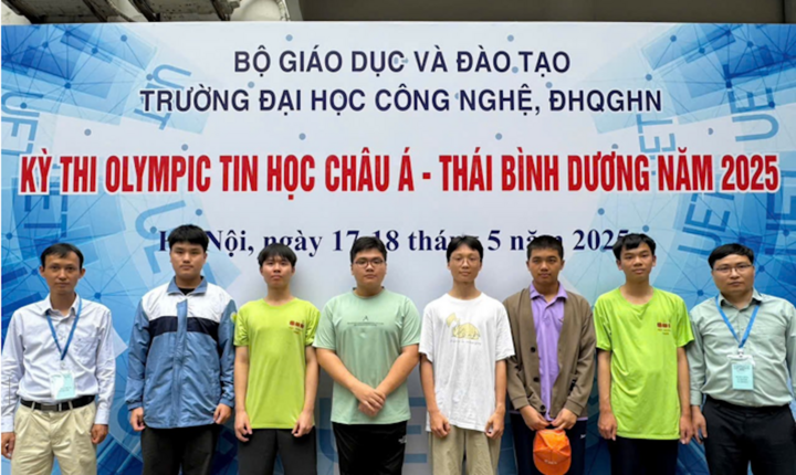 จากซ้ายไปขวา: นายโด ฟาน ทวน (รองหัวหน้าคณะผู้แทน); Huy Phong, Quang Thang, Le Kien Thanh, Chi Thanh, Duc Dung, Huy Hau และอาจารย์ Do Duc Dong (หัวหน้าคณะผู้แทน)