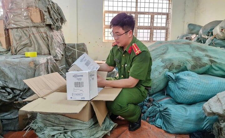 Số lượng lớn kem đánh răng, dầu gội, nước xả vải giả mạo các nhãn hiệu nổi tiếng đã được lực lượng chức năng Nghệ An phát hiện.
