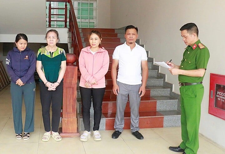 Các đối tượng tại cơ quan công an.