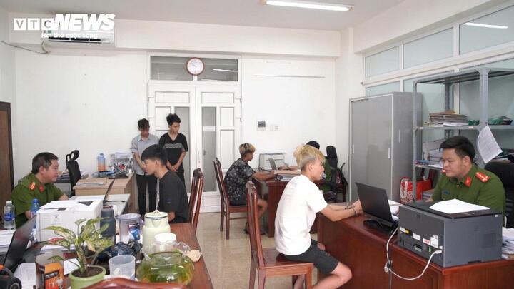 Cán bộ Công an TP Huế đang lấy lời khai với từng thanh thiếu niên phạm tội. (Ảnh: CACC)