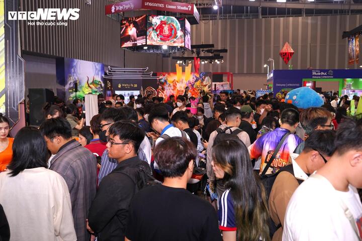 Vietnam GameVerse 2025 đón hàng chục nghìn người tới tham quan, giao lưu, chơi game và nhận quà. (Ảnh: Mạnh Hùng)