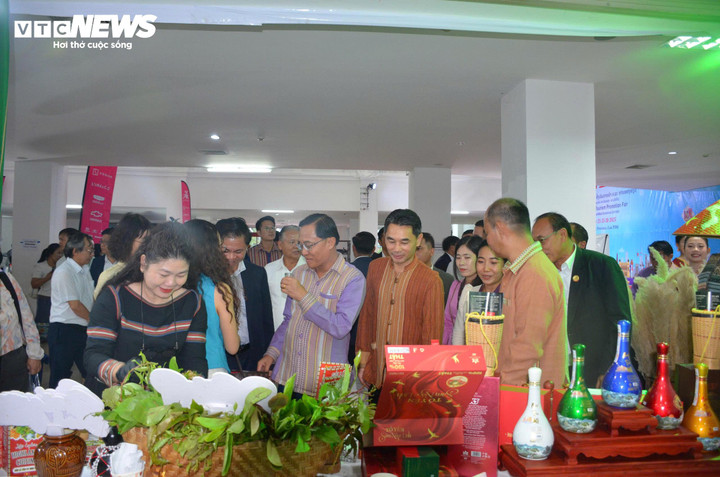 Gian hàng tham dự Hội chợ Thương mại - Du lịch Sekong 2025 của tỉnh Kon Tum.