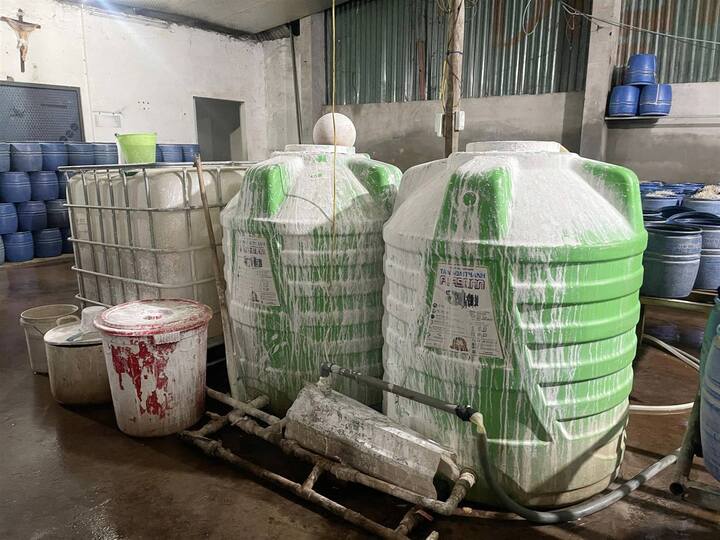 Hóa chất 6-Benzylaminopurine (6- BAP) được pha chế trong những thùng lớn.