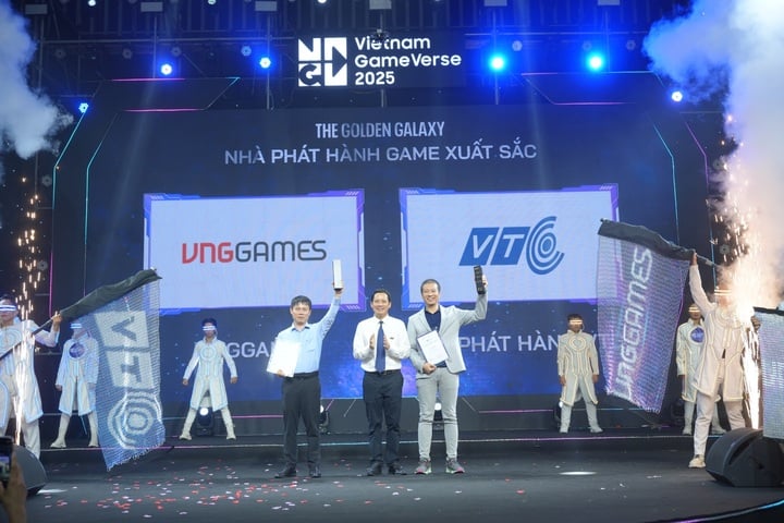 Đại diện VTC (trái) và VNGGames (phải) nhận giải thưởng Nhà phát hành game xuất sắc của Vietnam Game Awards 2025.