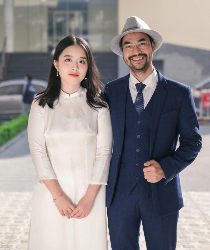 Thảo Nguyên và thầy giáo chủ nhiệm Nguyễn Thành Công.