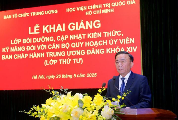 Ông Trần Cẩm Tú, Uỷ viên Bộ Chính trị, Thường trực Ban Bí thư Trung ương Đảng phát biểu khai giảng lớp bồi dưỡng.