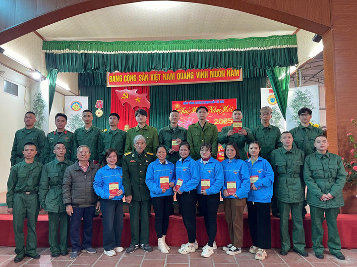 Trước ngày giao, nhận quân, 13 tân binh đã đến dâng hương tại Bảo tàng Chiến sỹ cách mạng bị địch bắt tù đày tại xã Nam Phong.