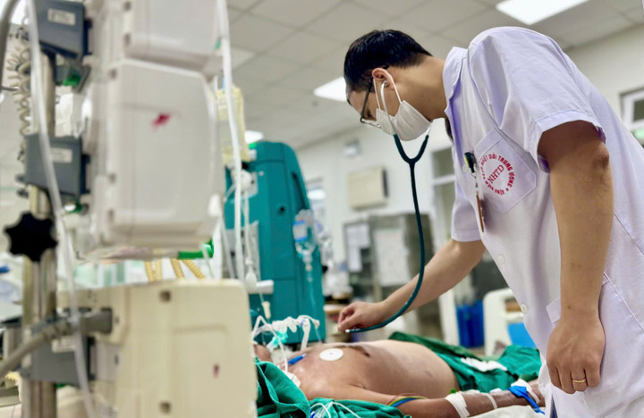 Bác sĩ kiểm tra sức khoẻ cho người bệnh. (Ảnh: Thanh Đặng)