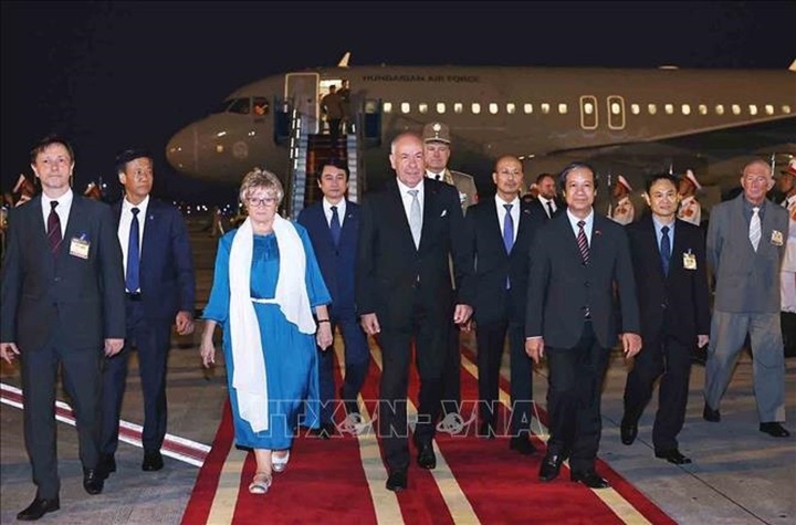 Tổng thống Hungary và Phu nhân đến Hà Nội, bắt đầu thăm chính thức Việt Nam - 3