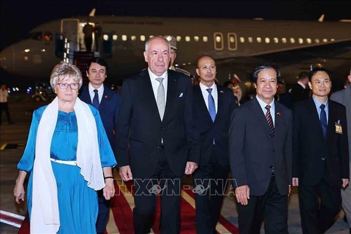 Bộ trưởng Bộ Giáo dục và Đào tạo Nguyễn Kim Sơn đón Tổng thống Hungary Sulyok Tamas và Phu nhân tại Sân bay Quốc tế Nội Bài.
