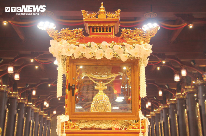 Xá lợi Đức Phật Thích Ca Mâu Ni được cung rước, tôn trí tại Cung Trúc Lâm Yên Tử để phật tử và người dân đến chiêm bái, đảnh lễ.