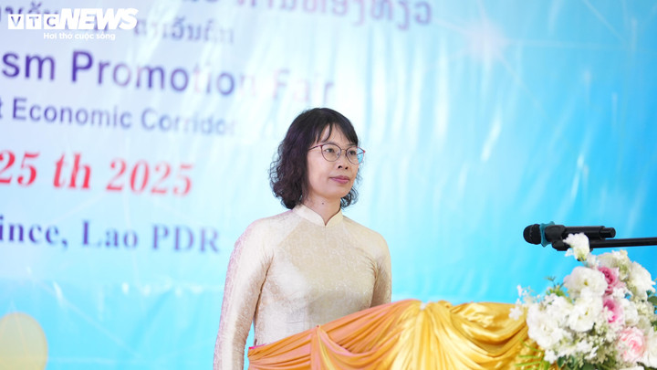 Tổng Lãnh sự Việt Nam tại Pakse Lào, bà Tạ Phương Dung phát biểu tại sự kiện.