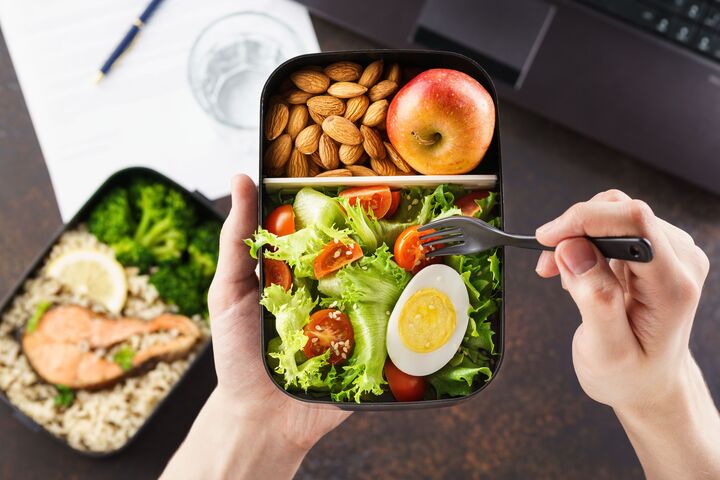Tự mang cơm đi làm vì tôi trân trọng sức khỏe, thời gian và thói quen sống kỷ luật hơn là sự phô trương bề ngoài. (Ảnh: Treehugger)