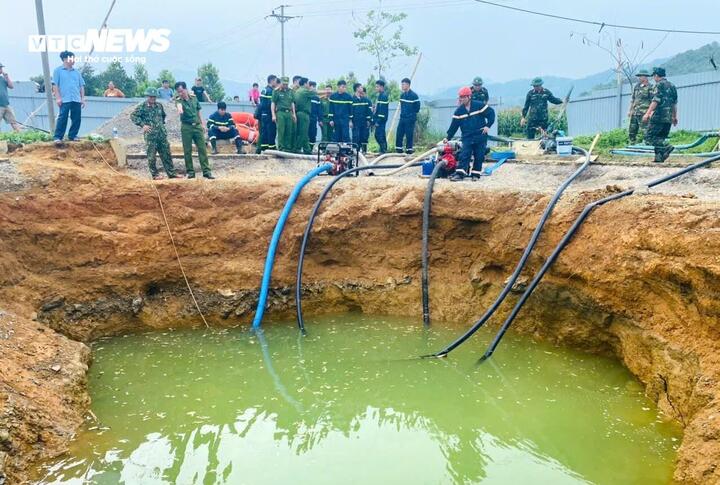 Lực lượng chức năng tỉnh Bắc Kạn lắp đặt 5 máy bơm hút nước khỏi hố để tìm kiếm nạn nhân.