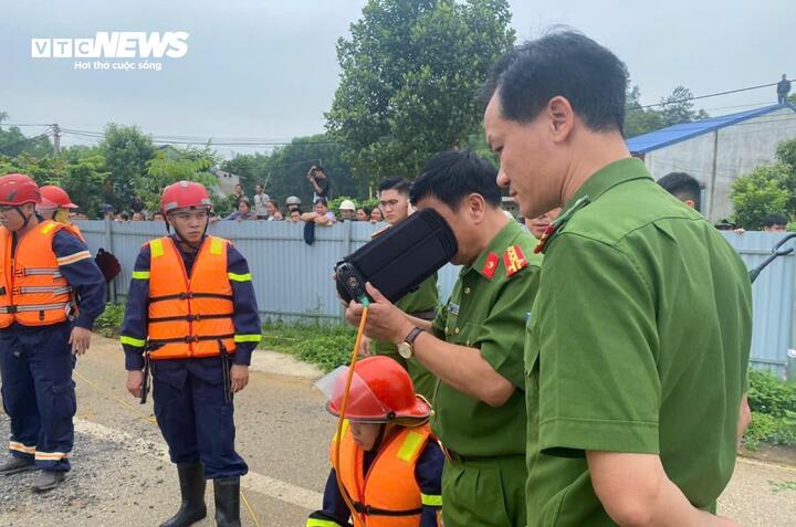 Đại tá Nguyễn Thanh Tuân, Phó Giám đốc Công an tỉnh Bắc Kạn (người cầm thiết bị camera chuyên dụng) trực tiếp chỉ đạo tại hiện trường.