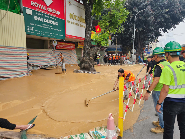 Sự cố tràn chất phụ gia xảy ra chiều 27/5 tại khu vực số nhà 25F Cát Linh (quận Đống Đa).