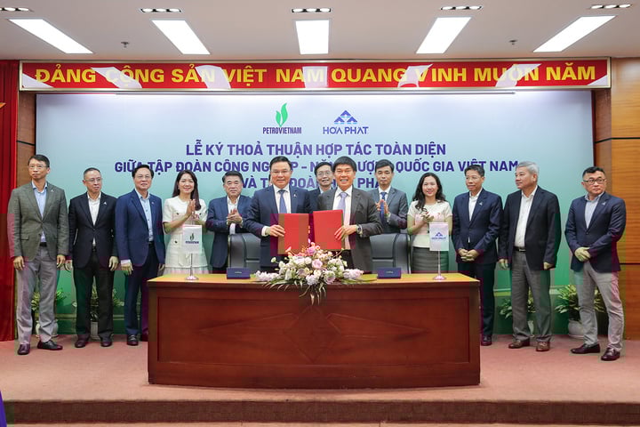 Chủ tịch HĐTV Petrovietnam Lê Mạnh Hùng và Chủ tịch HĐQT Tập đoàn Hòa Phát Trần Đình Long ký kết thỏa thuận hợp tác toàn diện giữa hai tập đoàn.