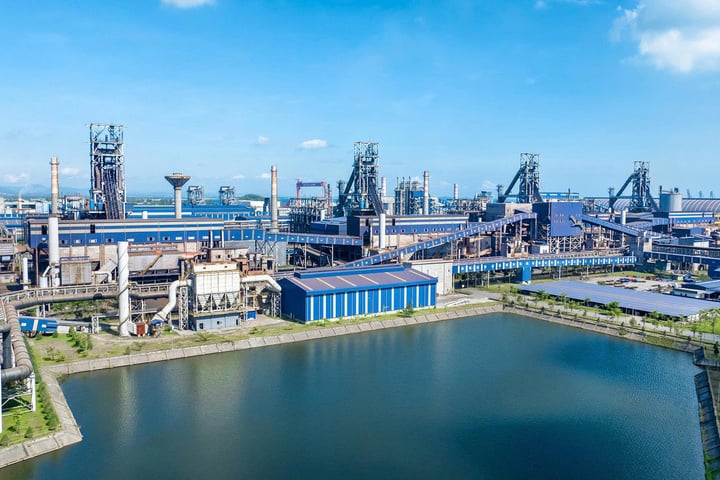 Khu liên hợp sản xuất gang thép Hòa Phát Dung Quất - tỉnh Quảng Ngãi. Đây là cơ sở sản xuất lớn nhất của Hòa Phát, với quy mô 700ha, quy mô công suất 12 triệu tấn thép/năm, trong đó tập trung chủ yếu vào thép chế tạo, thép chất lượng cao.