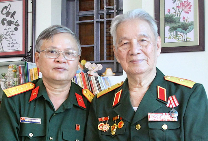 Thiếu tướng Nguyễn Văn Khiêm (bên phải). (Ảnh tư liệu)