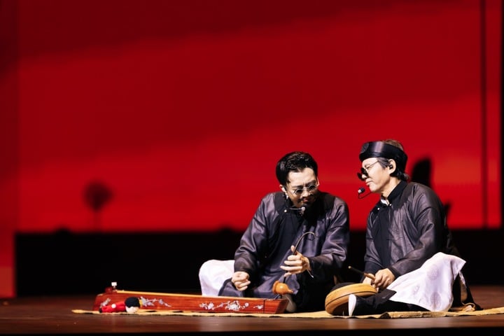 Soobin cùng bố chơi nhạc cụ dân tộc tại liveshow.