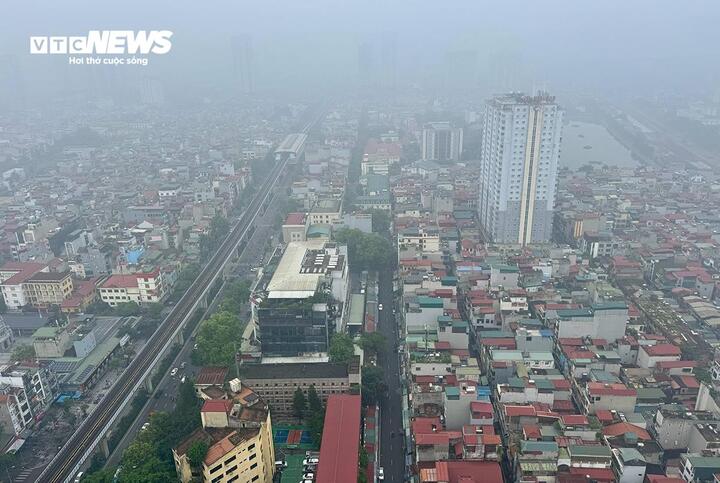 Sáng nay trời Hà Nội mù mịt, chất lượng không khí xấu. (Ảnh: Viên Minh)