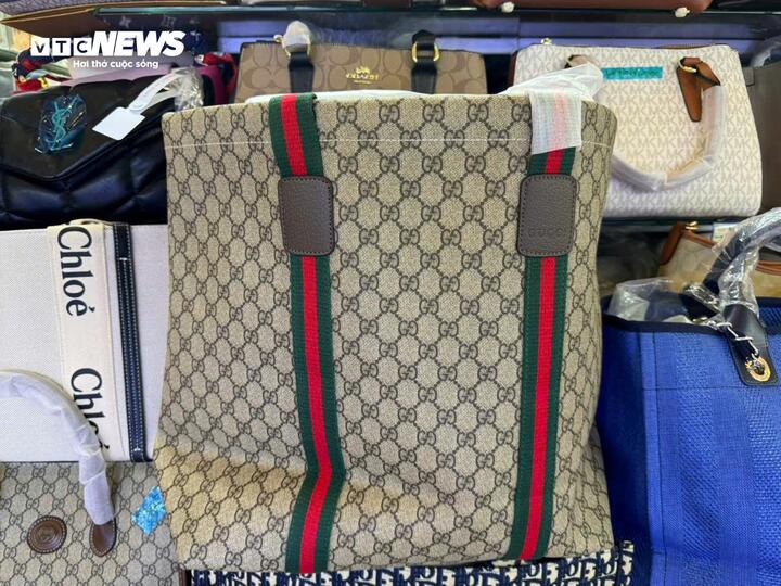 Tú thương hiệu Gucci được rao bán 300.000 đồng tại Chợ Bến Thành.