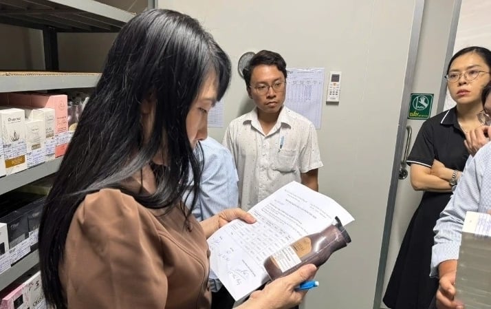 Đoàn kiểm tra Sở Y tế Đồng Nai kiểm tra Công ty cổ phần nhà máy y tế EBC Đồng Nai. (Ảnh: CTV)