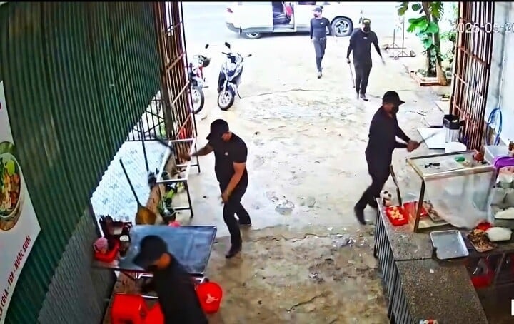 7 thanh niên đập phá quán phở để đòi nợ.