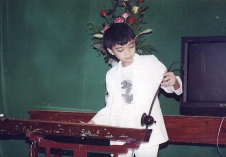 Soobin được bố dạy đàn bầu từ nhỏ.