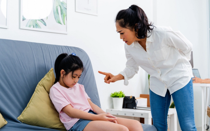 Quát mắng, roi vọt không phải cách giúp con tiến bộ hơn. (Ảnh minh hoạ)