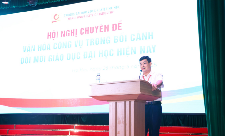 TS. Nguyễn Văn Thiện – Phó Hiệu trưởng nhà trường - phát biểu tại hội nghị.