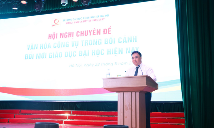 GS.TS. Nguyễn Quốc Sửu - Phó Giám đốc Học viện Hành chính và Quản trị công, Học viện Chính trị Quốc gia Hồ Chí Minh - chia sẻ tại Hội nghị chuyên đề "Văn hoá công vụ trong bối cảnh đổi mới giáo dục đại học hiện nay".