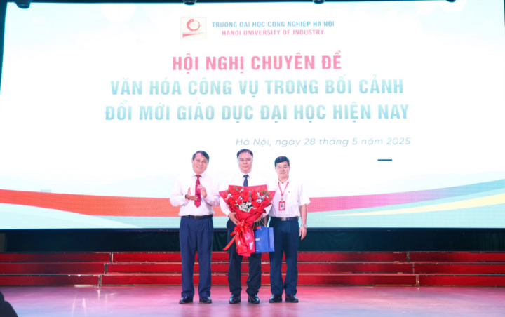 PGS.TS. Lê Hồng Quân - Bí thư Đảng ủy, Chủ tịch Hội đồng trường và TS. Nguyễn Văn Thiện - Phó Hiệu trưởng nhà trường tặng hoa GS.TS. Nguyễn Quốc Sửu - Phó Giám đốc Học viện Hành chính và Quản trị công, Học viện Chính trị Quốc gia Hồ Chí Minh.