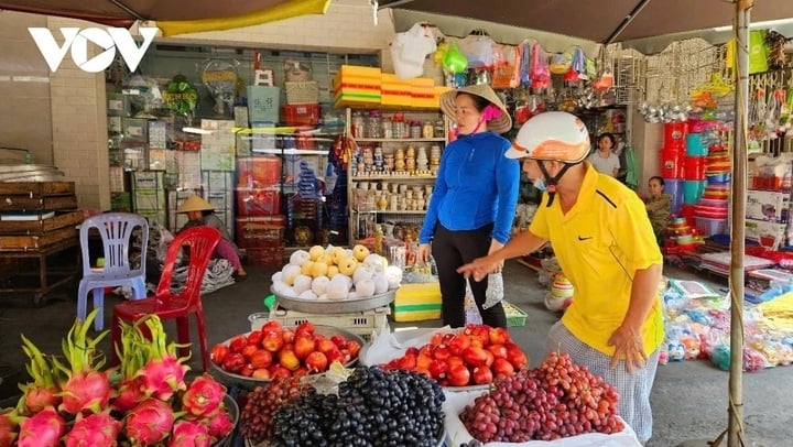 Nhiều hộ kinh doanh lo “hụt hơi” khi chuyển sang áp dụng hóa đơn điện tử liên thông với máy tính tiền (Ảnh minh họa)