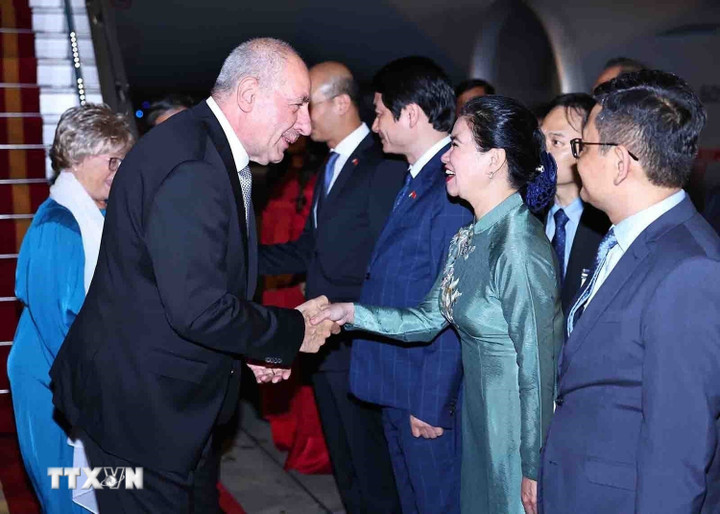 Tổng thống Hungary Sulyok Tamás và Phu nhân đến Hà Nội, bắt đầu thăm chính thức Việt Nam. (Ảnh: TTXVN)