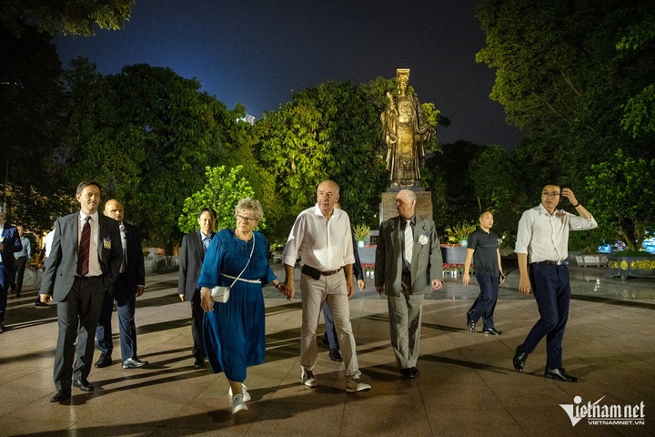 Tổng thống và Phu nhân dừng chân khá lâu ở khu vực tượng đài Vua Lý Thái Tổ
