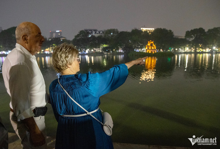Tổng thống và Phu nhân ngắm cảnh Hồ Gươm về đêm với Tháp Rùa lung linh, huyền ảo. Tổng thống hỏi rất kỹ về di tích này và sự tích nổi tiếng của Việt Nam