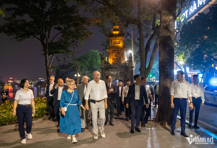 Tổng thống Hungary và Phu nhân tại Tháp Hòa Phong trên phố Đinh Tiên Hoàng