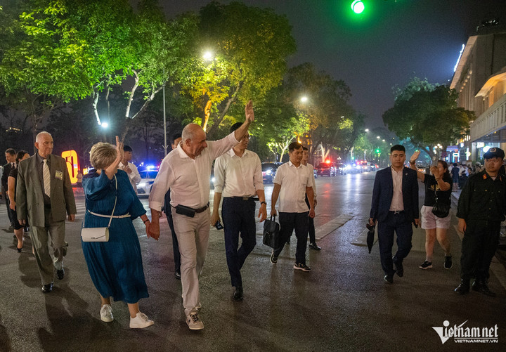 Tổng thống Hungary và Phu nhân chào người dân trên phố Đinh Tiên Hoàng.