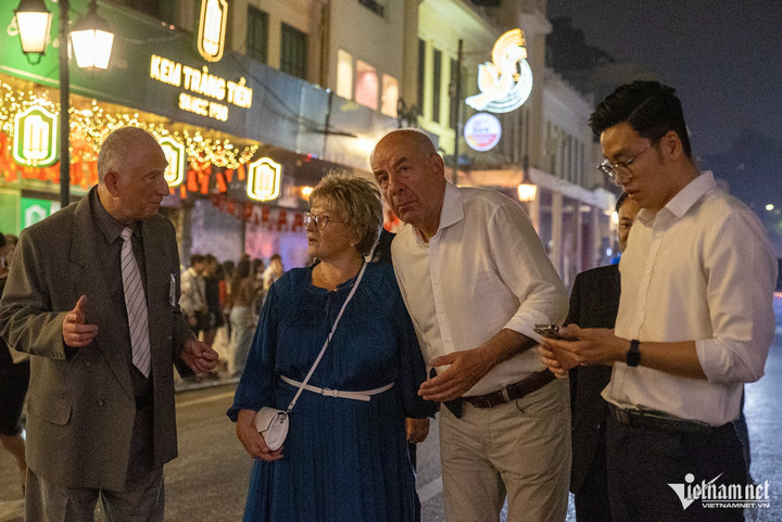 Tổng thống Hungary và Phu nhân nghe hướng dẫn về Hà Nội.