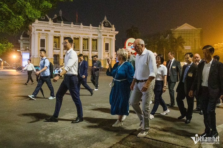 Tổng thống Hungary Sulyok Tamás và Phu nhân Nagy Zsuzsanna đi qua nhà hát Lớn Hà Nội