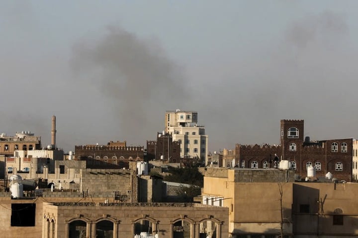 Khói bốc lên sau cuộc không kích khác của Israel. (Ảnh: Reuters)