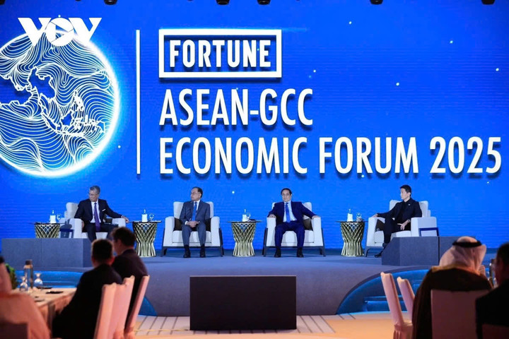 Thủ tướng Phạm Minh Chính cùng Thủ tướng Malaysia Anwar Ibrahim dự Phiên thảo luận “Lưới thông minh: Kết nối thông qua AI tự chủ” nằm trong chương trình Diễn đàn Kinh tế ASEAN - Hội đồng Hợp tác Vùng Vịnh (GCC) 2025.