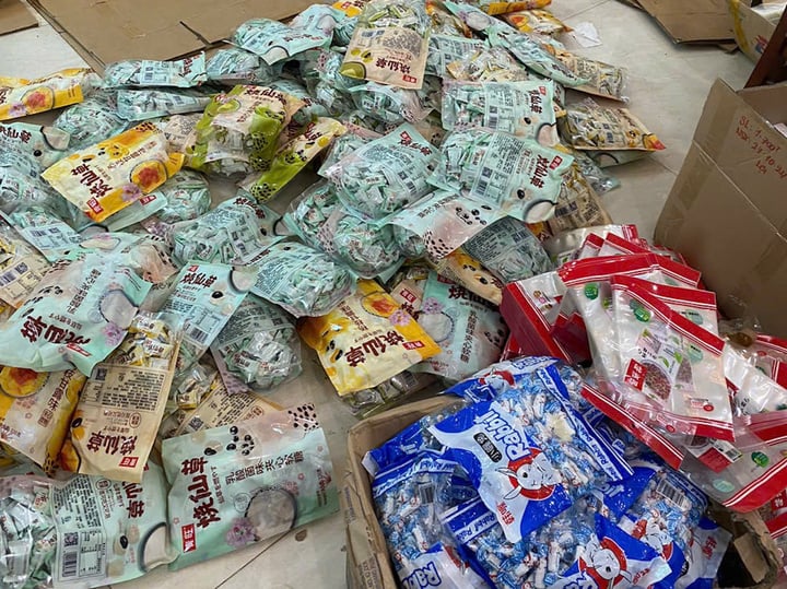 Bị can Cường mua kẹo có nguồn gốc từ Trung Quốc rồi về làm giả các thương hiệu kẹo nổi tiếng.