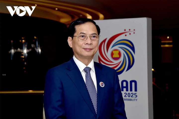 Phó Thủ tướng, Bộ trưởng Bộ Ngoại giao Bùi Thanh Sơn trả lời phỏng vấn báo chí về kết quả chuyến thăm chính thức Malaysia và tham dự Hội nghị Cấp cao ASEAN lần thứ 46 và các Hội nghị Cấp cao liên quan của Thủ tướng Phạm Minh Chính và Phu nhân cùng Đoàn đại biểu cấp cao Việt Nam.