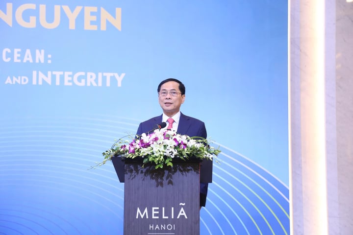 Phó Thủ tướng, Bộ trưởng Ngoại giao Bùi Thanh Sơn chủ trì buổi giới thiệu.