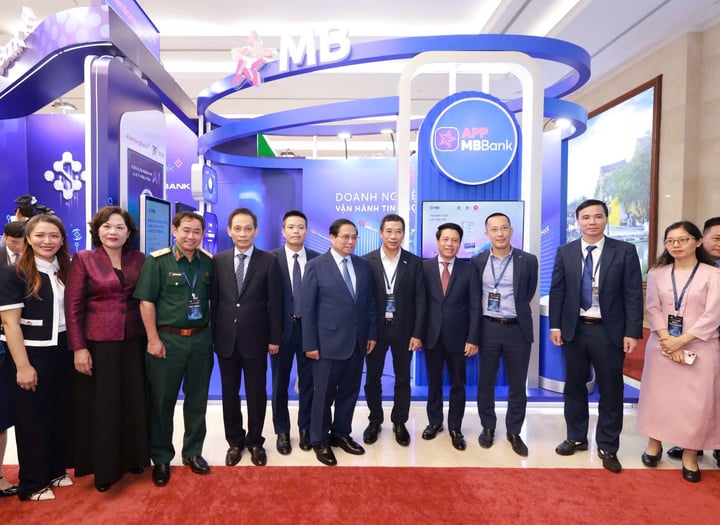 តំណាង MB មានកិត្តិយសក្នុងការស្វាគមន៍នាយករដ្ឋមន្ត្រី និងទេសាភិបាលធនាគាររដ្ឋ។