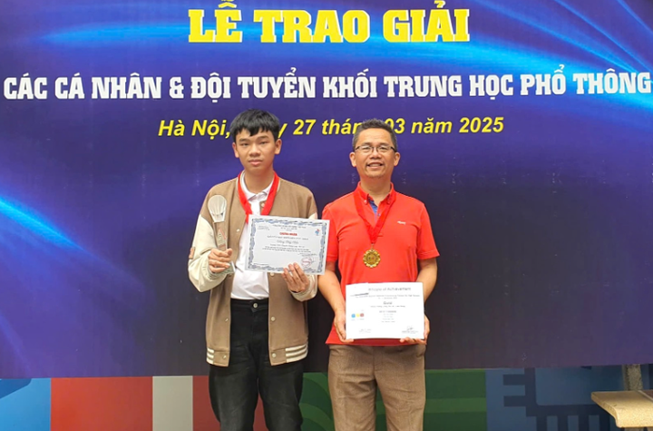 Đặng Huy Hậu cùng thầy Nguyễn Ngọc Tuấn, Tổ trưởng Tổ Tin học và cũng là giáo viên trực tiếp dạy trên lớp, bồi dưỡng Hậu tại trường THPT chuyên Thăng Long - Đà Lạt. (Ảnh: NVCC)