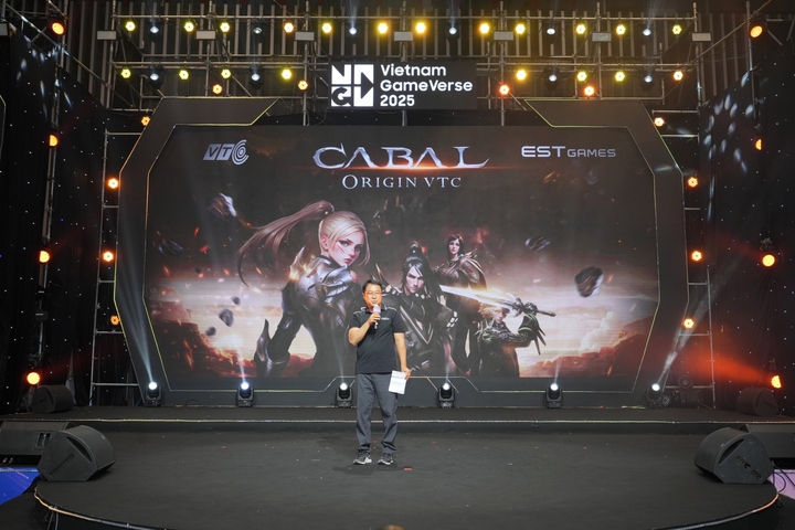 Đại diện ESTgames trực tiếp phát biểu, giao lưu với game thủ, khẳng định tầm quan trọng của thị trường Việt Nam trong chiến lược toàn cầu của mình. (Ảnh: VTC Mobile)