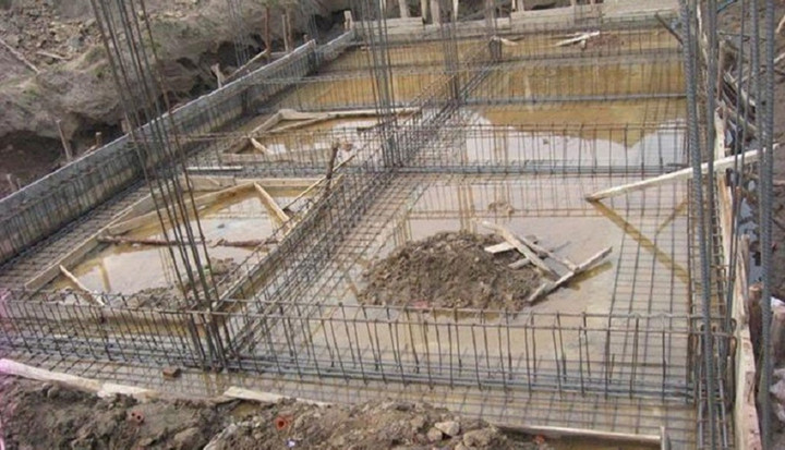 Đổ móng nhà gặp mưa có thể ảnh hưởng đến chất lượng công trình. (Ảnh: Vinavic)